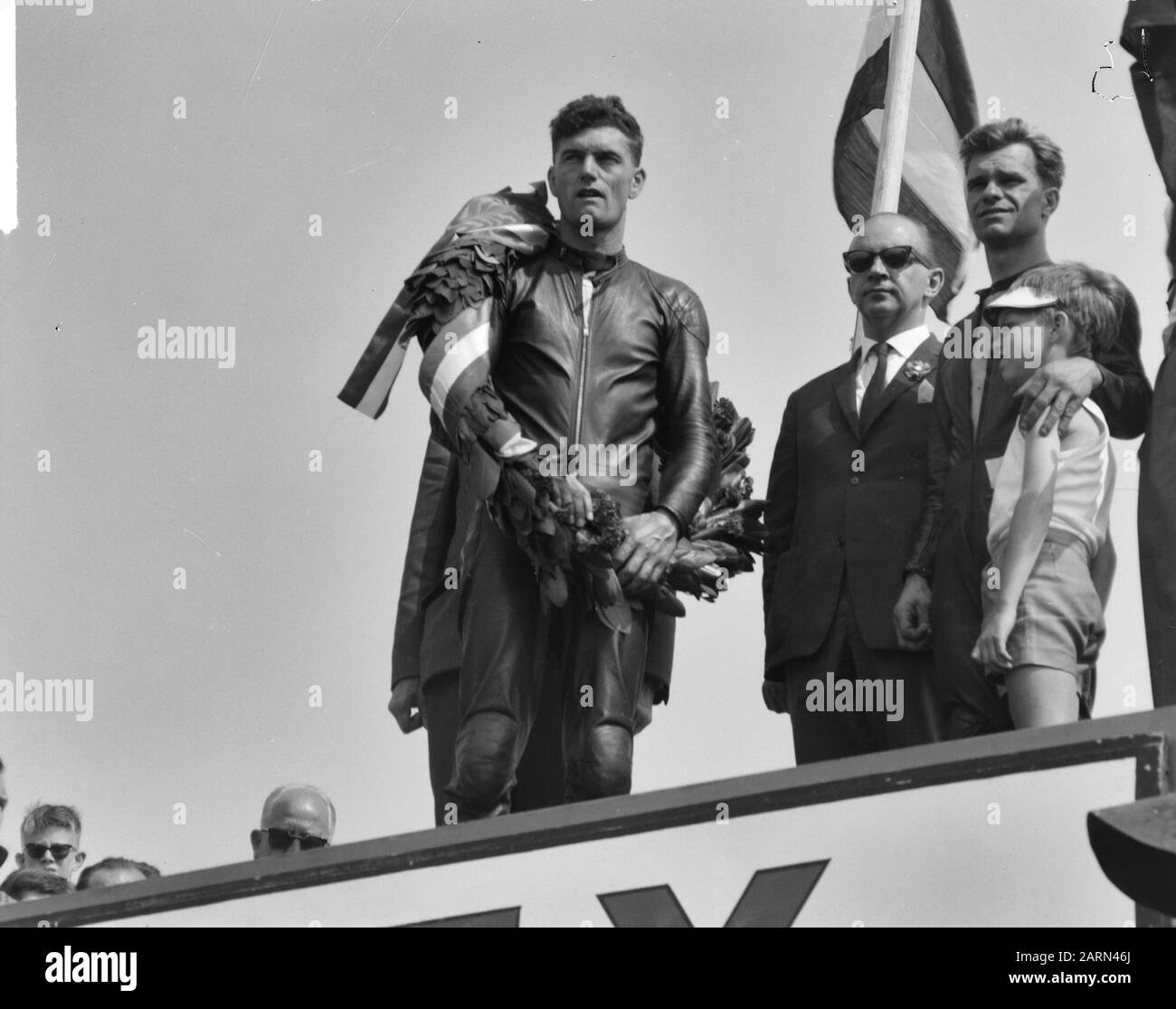 TT Assen 1964 Huldiging. Jim Redman (links). Right Cees van Dongen (Best Dutchman) Datum: 27. Juni 1964 Ort: Assen Schlüsselwörter: Motorsport persönlicher Name: Dongen, Cees van, Redman, Jim Institution Name: TT Stockfoto