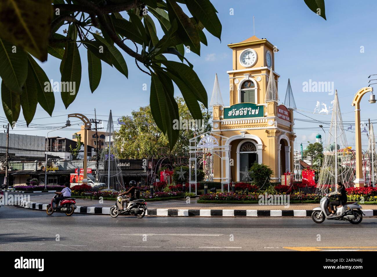 Surin Circle Clock Tower, eine Sehenswürdigkeit in Phuket Town, wie einst ein Funkturm, wurde durch den Uhrturm ersetzt, der die lokale Sino-Portugue widerspiegelt Stockfoto