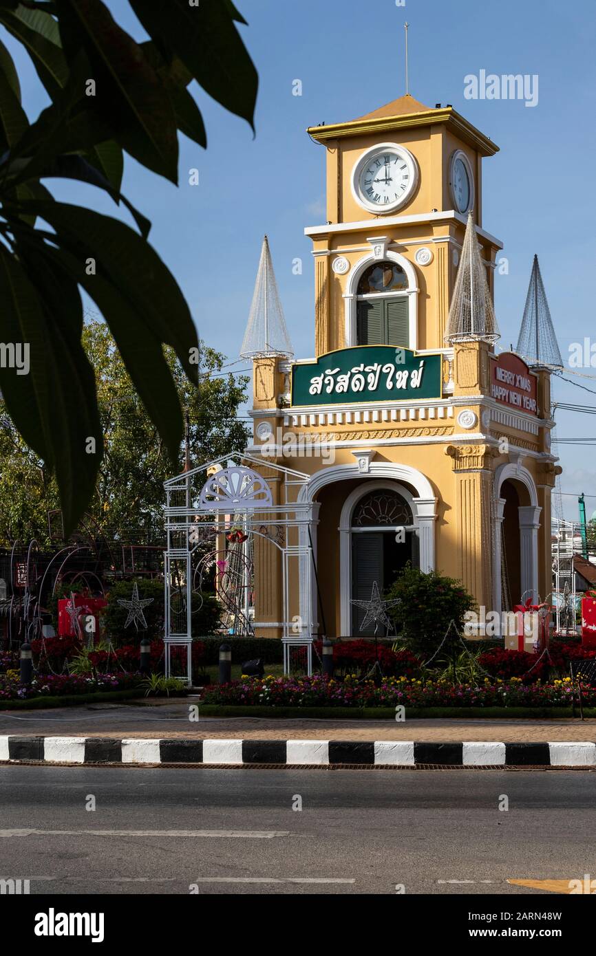 Surin Circle Clock Tower, eine Sehenswürdigkeit in Phuket Town, wie einst ein Funkturm, wurde durch den Uhrturm ersetzt, der die lokale Sino-Portugue widerspiegelt Stockfoto