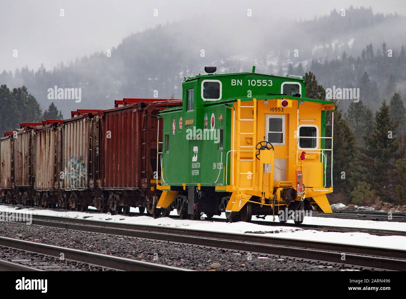 Eine Burlington Northern BNSF Railroad caboose auf den Gleisen in der Stadt Troy, Montana. Burlington Northern and Santa Fe Railway wurde 1996 gegründet, w Stockfoto