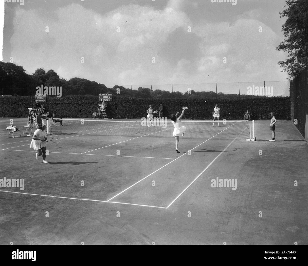 Leichtathletik-Jugendweltmeisterschaften in Rotterdam: Martha Klaasen Bos, Carla Luyer, Els van Noorduyn Datum: 19. Juli 1964 Ort: Rotterdam, Zuid-Holland Schlagwörter: Leichtathletik, Gruppensport, Sport, Frauen persönlicher Name: Klaassen Bos, Martha, Luyer, Carla, Noorduyn, Els van Stockfoto