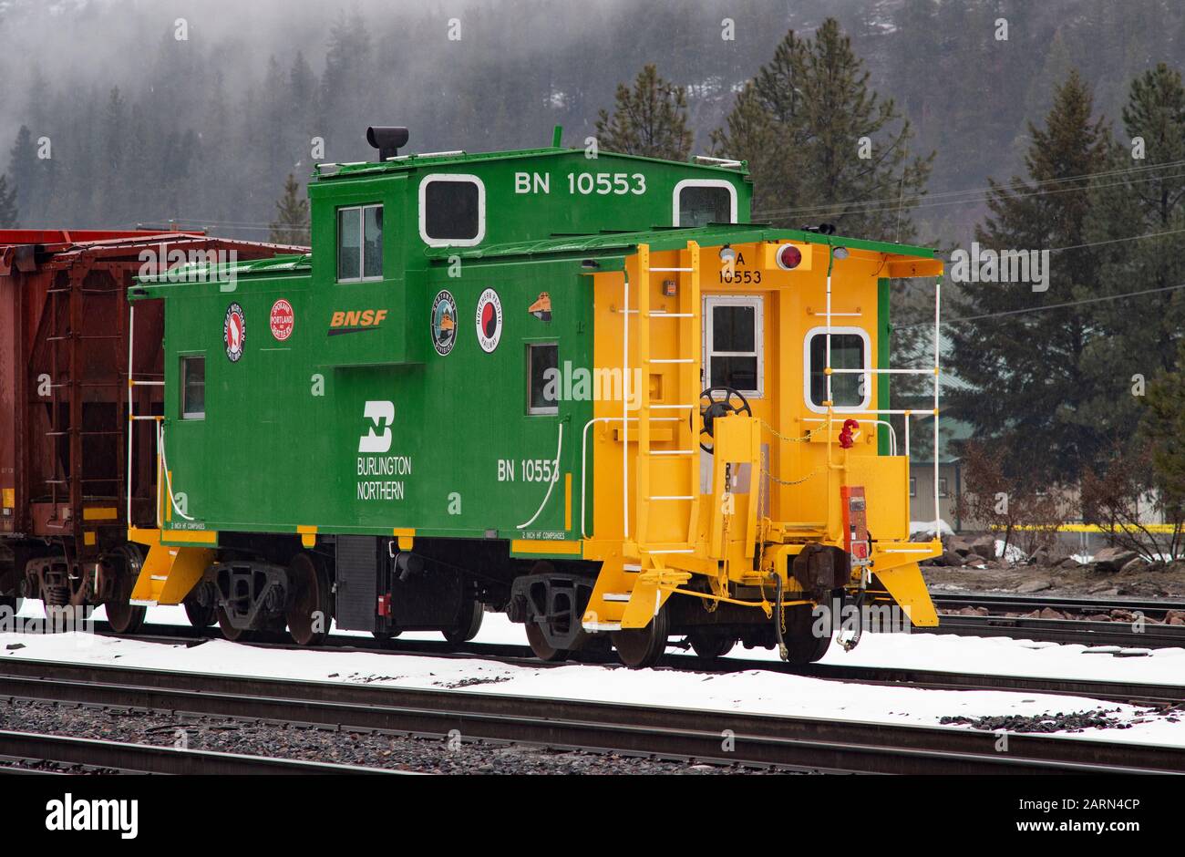 Eine Burlington Northern BNSF Railroad caboose auf den Gleisen in der Stadt Troy, Montana. Burlington Northern and Santa Fe Railway wurde 1996 gegründet, w Stockfoto