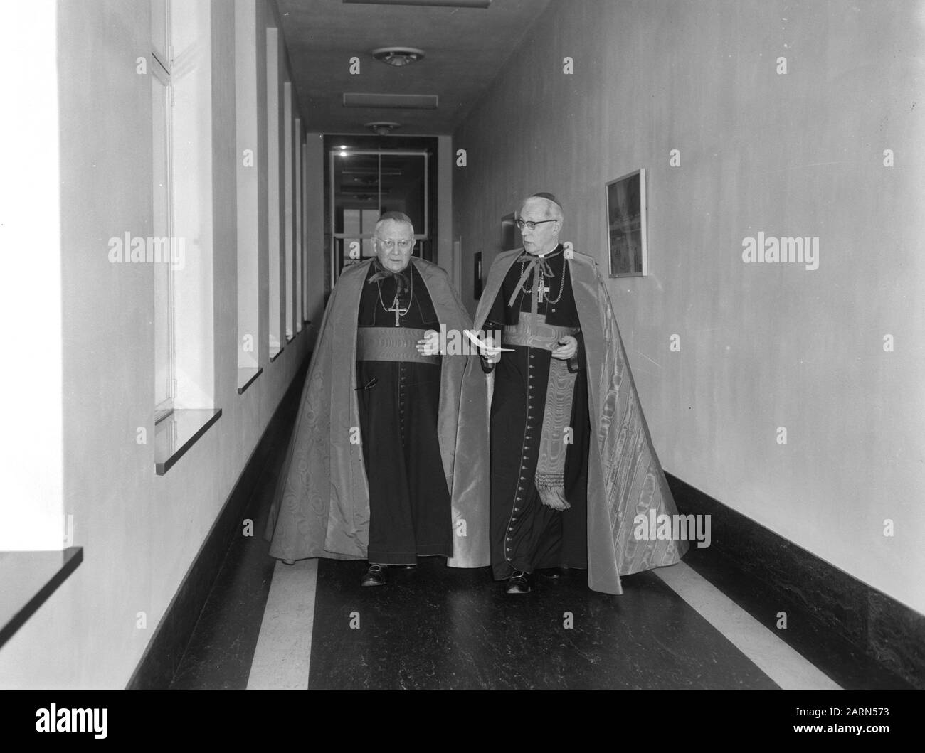 Internationaler Kongress Pax Christi in den Bosch eröffnete Kardinal Feltin (links) und Alfrink auf dem Weg in die Kongresshalle Datum: 8. September 1964 Standort: Den Bosch Stichworten: Kongress-Personenname: Kongresshalle, Cardinal Feltin Institutionenname: Pax Christi Stockfoto