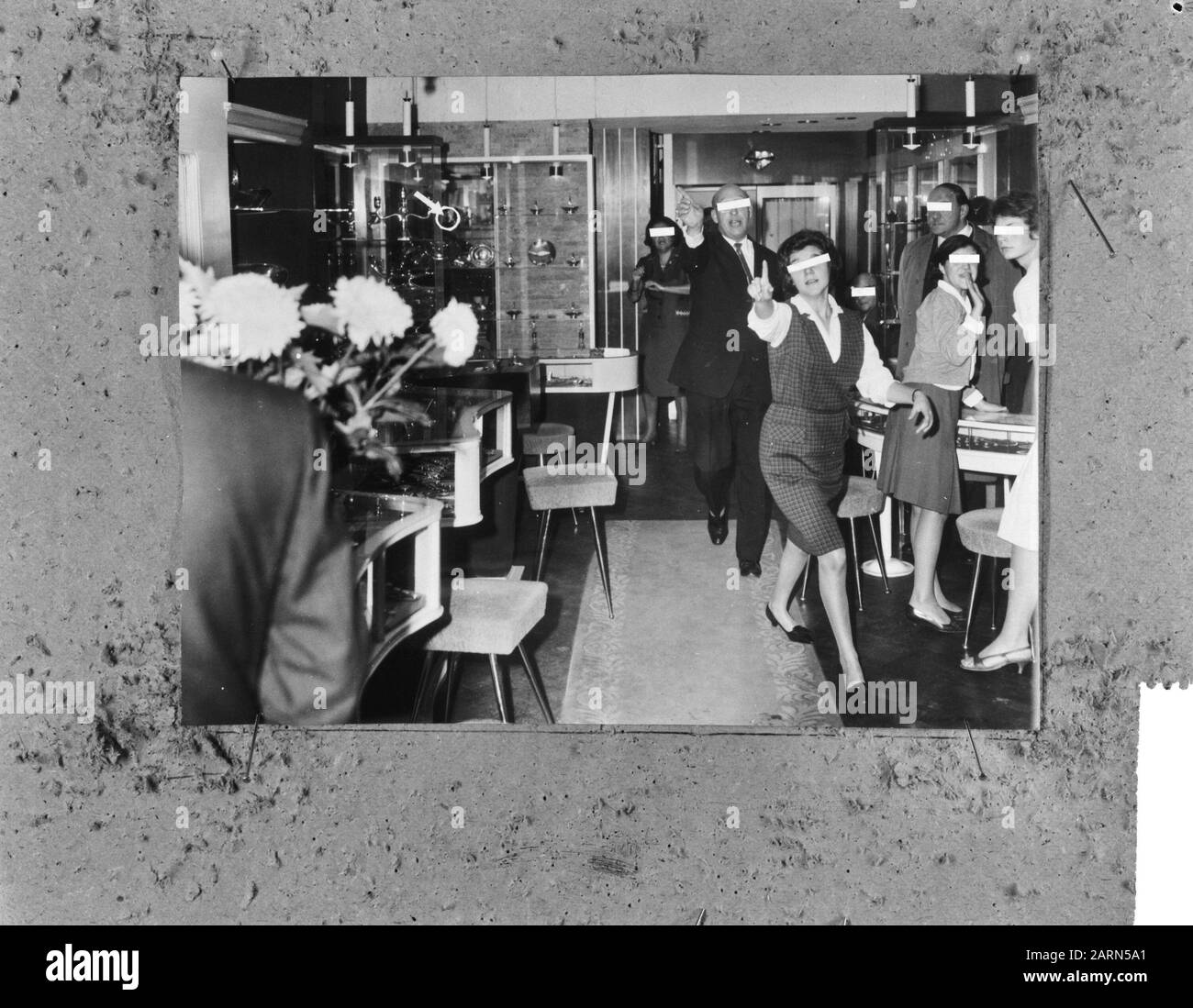 Schmuck-Raubüberfall in Amsterdam auf Heiligeweg, dem Laden kurz nach dem Raubüberfall recht das Personal noch sehr nervös (Gesichter bedeckt) Datum: 26. September 1964 Standort: Amsterdam, Noord-Holland Schlüsselwörter: Personal, Geschäfte Stockfoto