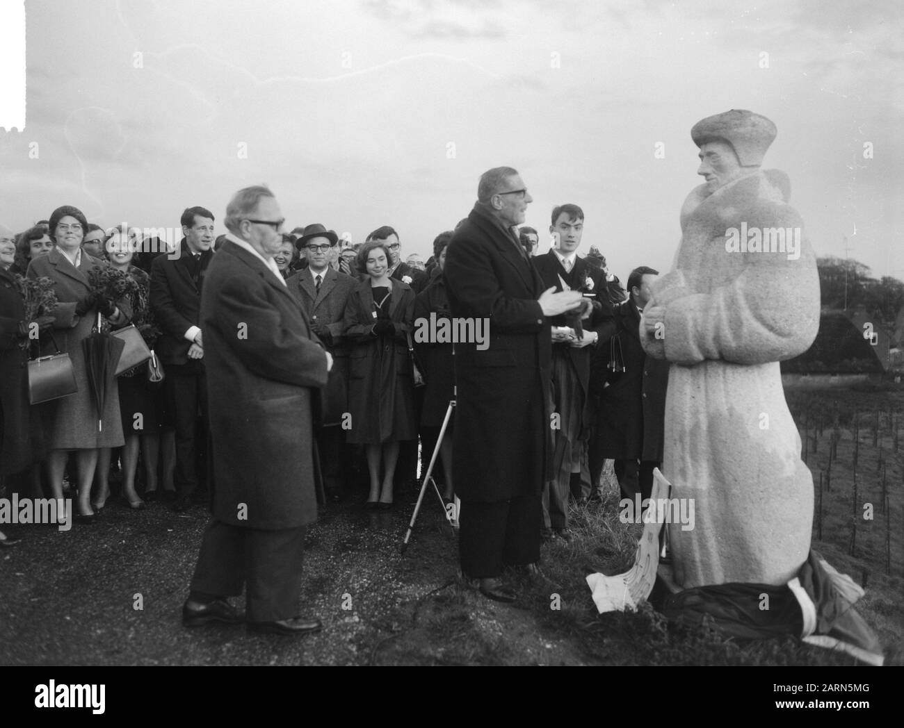 In Wissen von Nijmegen wurde das Bild von Erasmus enthüllt, dessen Bildhauer H. Kortekaas Datum ist: 26. Oktober 1964 Ort: Nijmegen Schlüsselwörter: Bilder, Bildhauer, Enthüllungen persönlicher Name: Erasmus, H. Kortekaas Stockfoto