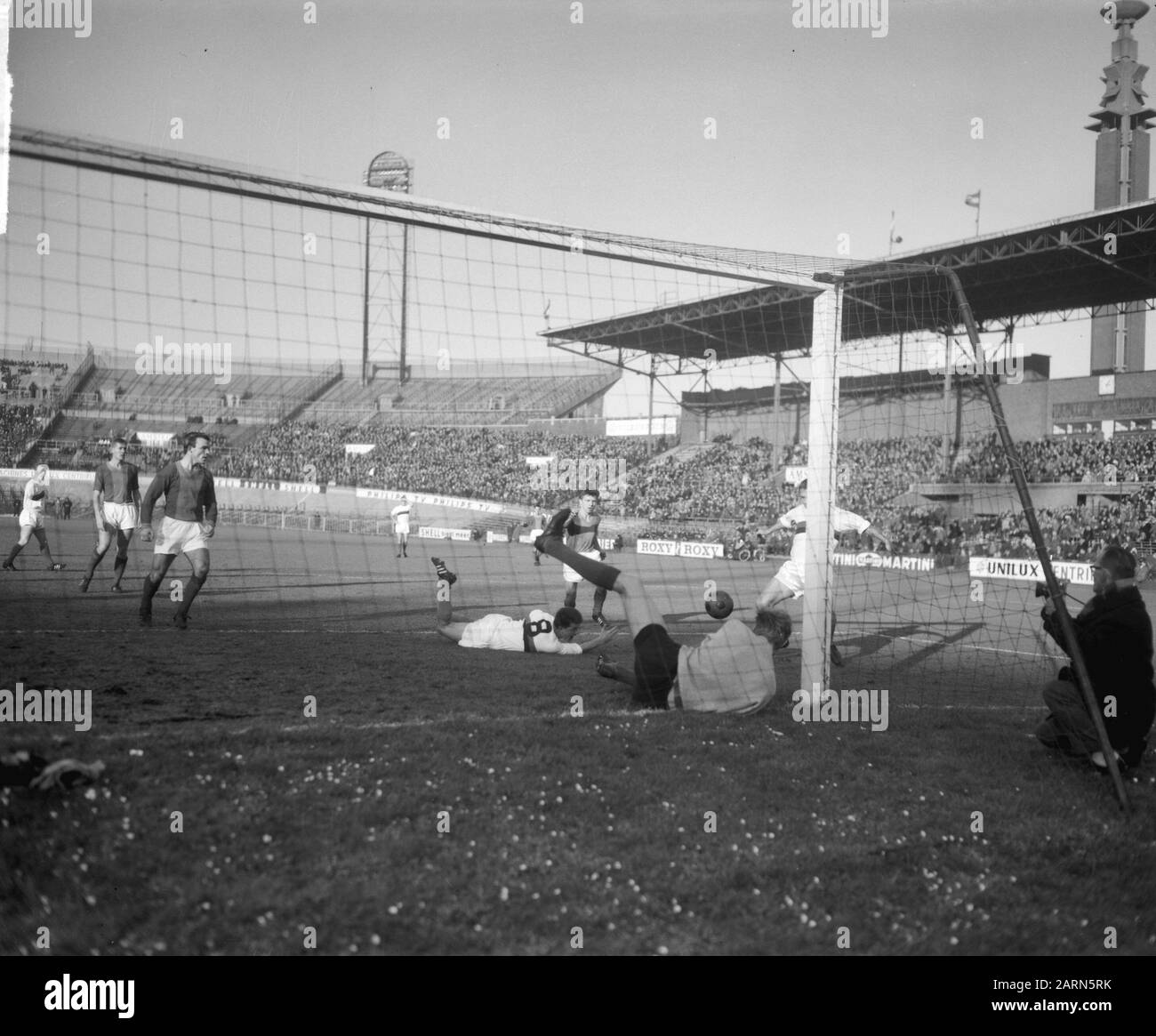 DWS gegen ADO 1-1, Hollander (DWS) Right macht den Ausgleich Datum: 8. November 1964 Schlüsselwörter: Sport, Fußball-Institution Name: ADO Stockfoto