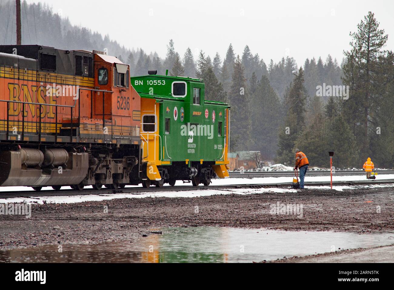 Ein Burlington Northern BNSF Railroad switchman auf den Gleisen in der Stadt Troy, Montana. Burlington Northern and Santa Fe Railway wurde 1996 gegründet, Stockfoto