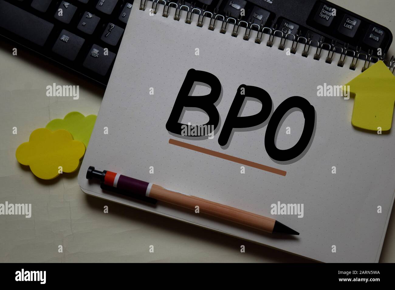 BPO - Business Process Outsourcing schreiben Sie auf ein Buch, das auf dem Büroschreibtisch isoliert ist. Stockfoto