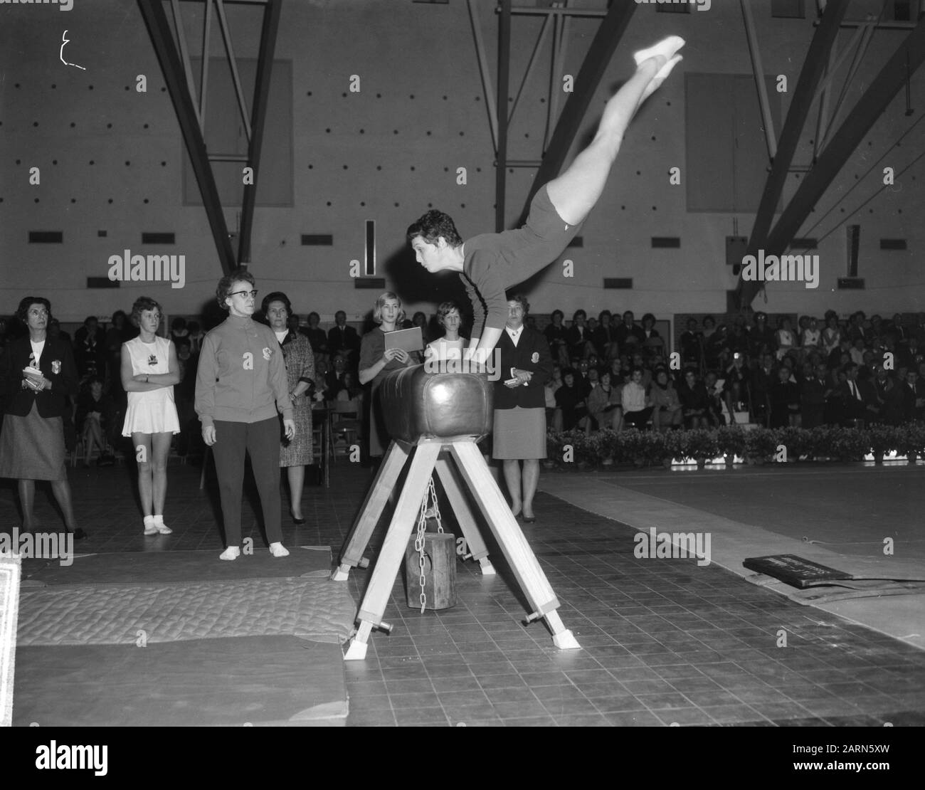 Turninternland Niederlande vs. Frankreich, Damen bei Aalsme Janny Vierstra Datum: 28. November 1964 Ort: Aalsmeer, Frankreich, Niederlande, Noord-Holland Schlüsselwörter: GURNEN, Interlands persönlicher Name: Janny Vierstra Stockfoto