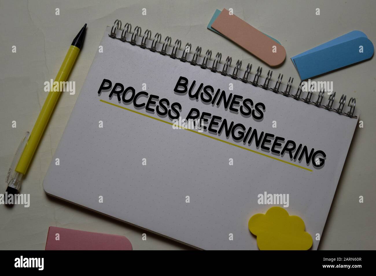 Business Process Reengineering schreibt auf einem Buch, das auf dem Schreibtisch isoliert ist. Stockfoto