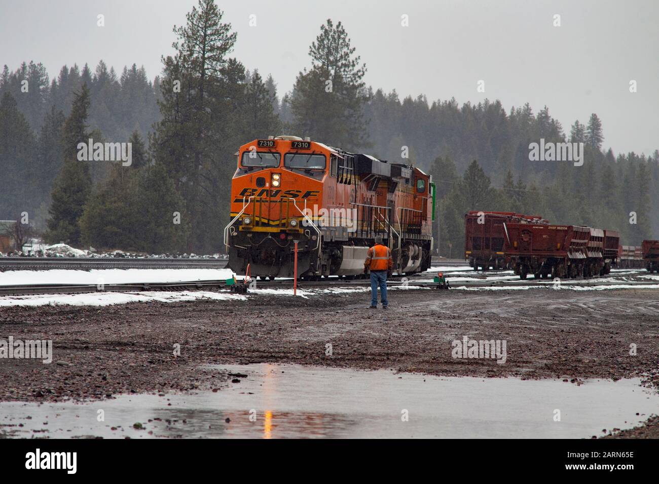 Ein Burlington Northern BNSF Railroad switchman auf den Gleisen in der Stadt Troy, Montana. Burlington Northern and Santa Fe Railway wurde 1996 gegründet, Stockfoto