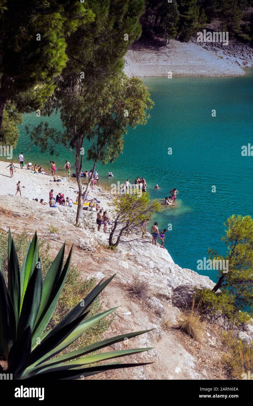Conde de Guadalhorce Reservoir. Embalse del Conde Guadalhorce. Leute sitzen auf der Bank. Menschen schwimmen. Provinz Málaga, Andalusien, Südliche Gemeinde Stockfoto