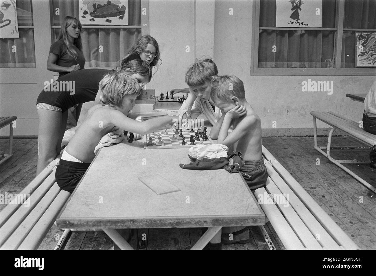 Ferienspiele in der alten RAI in Amsterdam: Schachtermin: 19. Juli 1971 Ort: Amsterdam, Noord-Holland Schlagwörter: Kinder, Schacheinrichtung Name: RAI Stockfoto