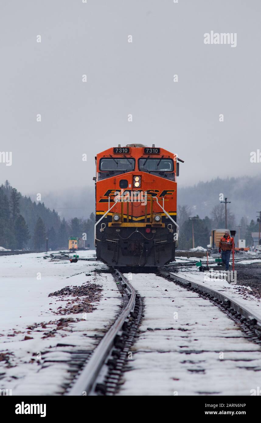 Ein switchman auf den Gleisen, neben einer BNSF-Lok, in der Stadt Troy, Montana. Burlington Northern and Santa Fe Railway wurde 1996 gegründet, als Stockfoto