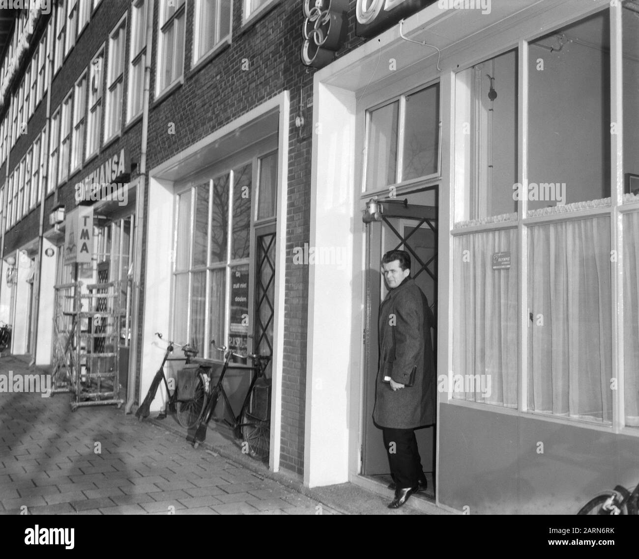 Waffenschmuggel, Julius Graber mit dem Kopf von der Staatspolizei in Schal gewickelt verschleppt Datum: 16. Februar 1965 Stichwörter: Rijkspolitien, Name Des Waffenschmuggels: Graber Julius Institutionenname: Staatspolizei Stockfoto