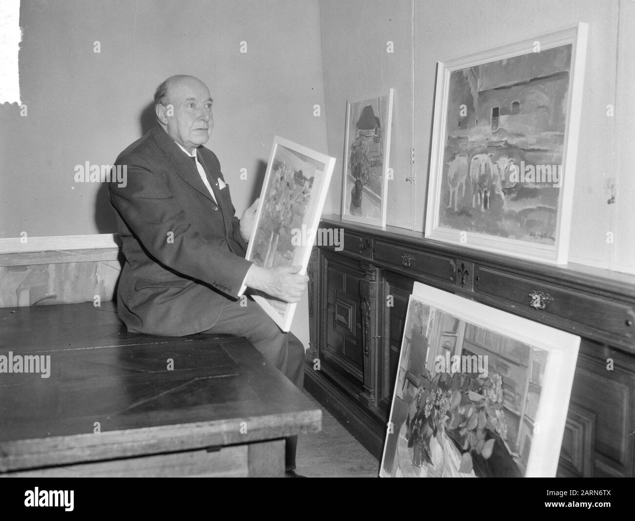 Van Dalsum Painting Expedition in den Haag, hier ist Van Dalsum beschäftigt mit der Dekoration Datum: 23. Februar 1965 Ort: Den Haag, Zuid-Holland Stockfoto