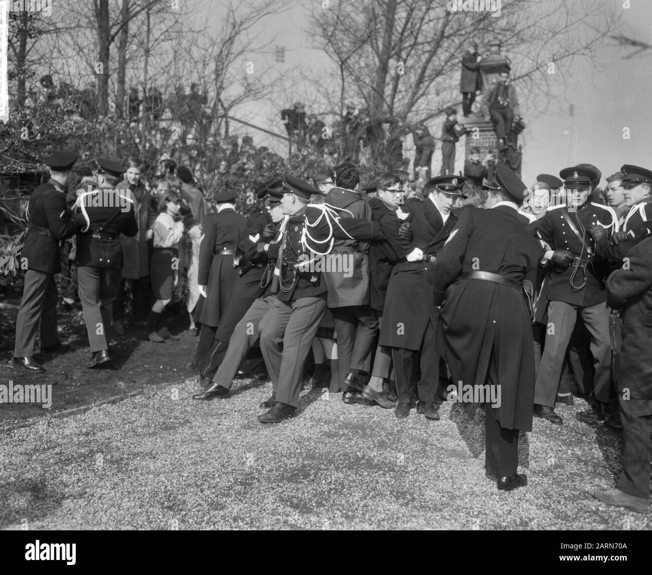Verlobte in Den Haag, Polizei und Marechaussee in Aktion, um die Jugend in Catshuis zu stoppen Datum: 11. März 1965 Ort: Den Haag, Zuid-Holland Schlüsselwörter: Polizei, Besuche, Prinzessinnen, Publikum, Verlobte Institutionenname: Catshuis Stockfoto