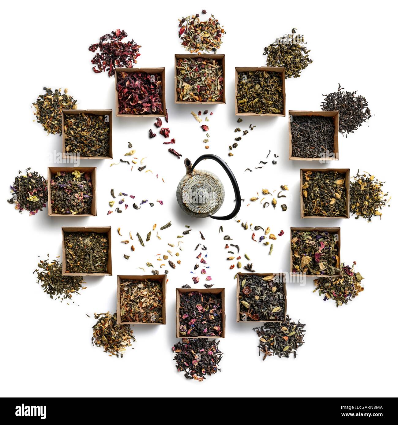 Großer Teesatz in Form eines Uhrgesichts. Draufsicht auf weißem Hintergrund Stockfoto