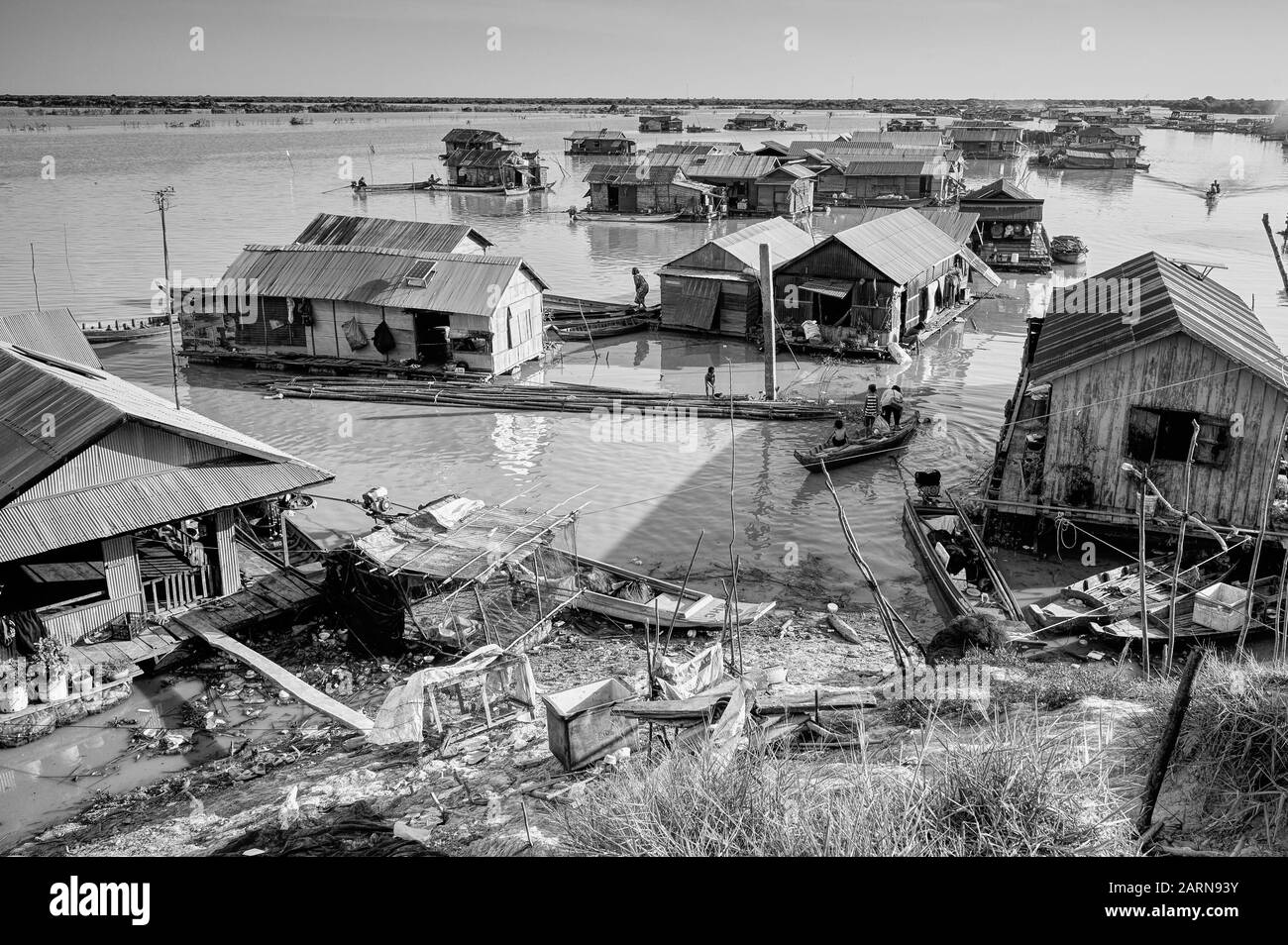 Tonle Sap schwimmende Häuser. Blick auf das schwimmende Fischerdorf in Monochrom Stockfoto
