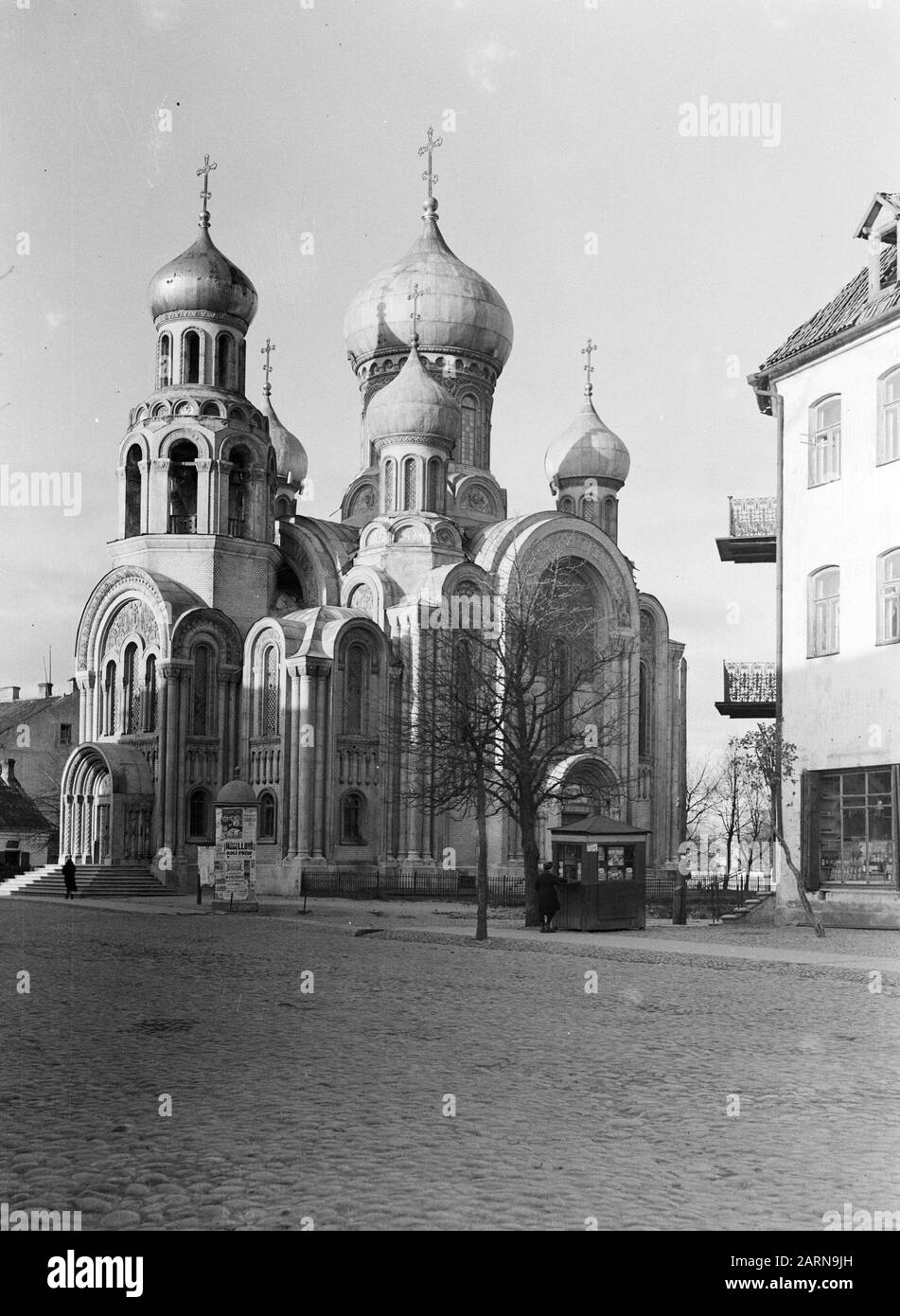 Reise nach Litauen Wilna. Die russisch-orthodoxe Kirche St. Michael und St. Konstantin. Im Vordergrund ein Kiosk und eine Werbesäule Anmerkung: Diese Kirche wurde 1913 anlässlich des 300. Jahrestags der Zarendynastie der Romanows erbaut Datum: 1934 Standort: Polen, Vilnius Schlüsselwörter: Architektur, Kirchenbauten, Kioske Stockfoto