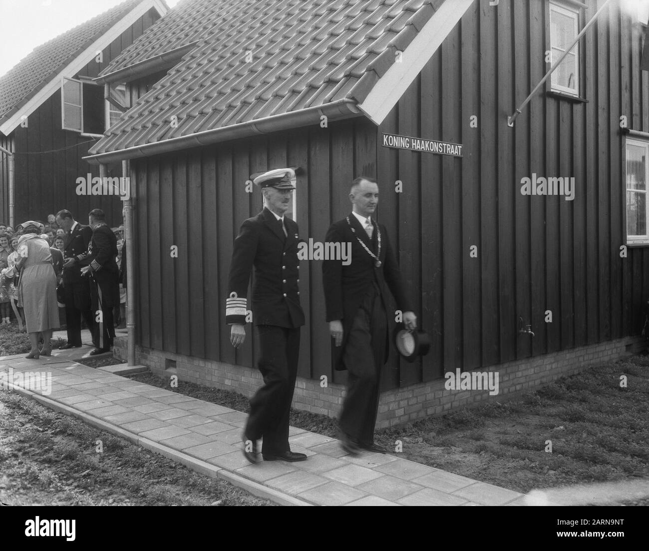 Zweiter Tag Besuch von König Hakon in Stavenisse, u.a. Besuch in der Hakonstraat Datum: 13. August 1954 Ort: Stavenisse, Zeeland Schlüsselwörter: Besuche persönlicher Name: König Hakon Stockfoto