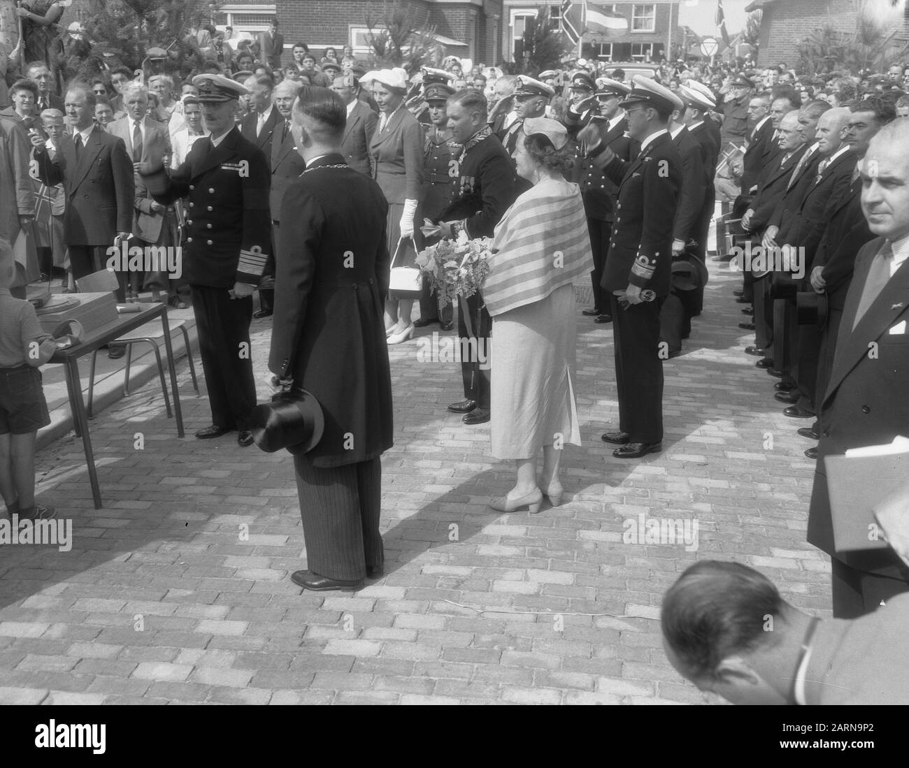 Zweiter Tag Besuch von König Hakon in Stavenisse, u.a. Besuch in der Hakonstraat Datum: 13. August 1954 Ort: Stavenisse, Zeeland Schlüsselwörter: Besuche persönlicher Name: König Hakon Stockfoto