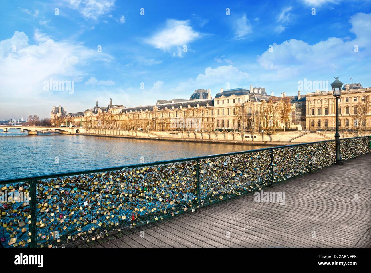 Mit reich verzierten Jugendstil Lampen und Skulpturen geschmückt ist es die extravagantesten Brücke in Paris. Stockfoto