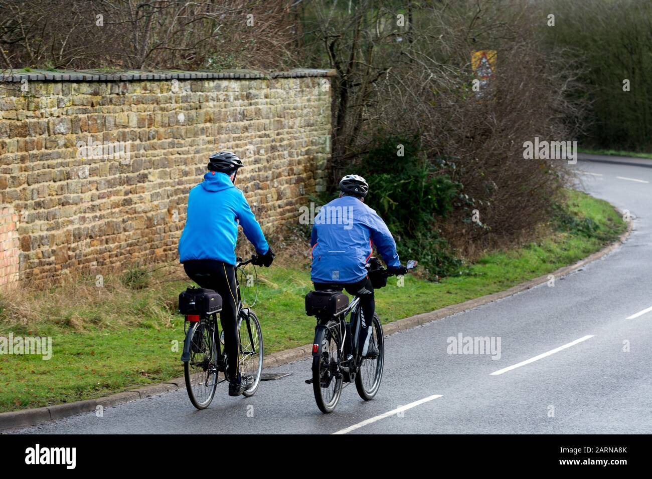 Zwei männliche Radfahrer im Winter, Northamptonshire, England, Großbritannien Stockfoto