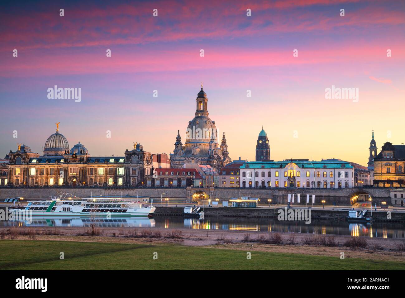 Dresden, Deutschland. Stadtbild der Skyline Dresden, Deutschland mit dem Dresdner Dom bei schönem Sonnenuntergang. Stockfoto