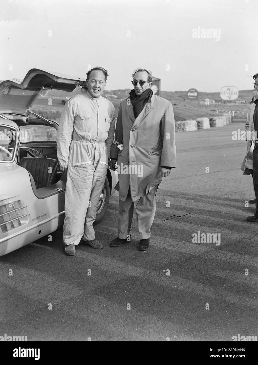Tulpenrallye. Gewinner: Hans Tak und Niemöller mit Mercedes-Benz 300 SL Annotation: Hans Tak und Niemöller mit Mercedes-Benz 300 SL Datum: 7. Mai 1955 Ort: Noordwijk Schlagwörter: Automobile, Motorsport, Sport Personenname: Niemöller, W.C., Tak, Hans Institutionename: Tulpenrally Stockfoto