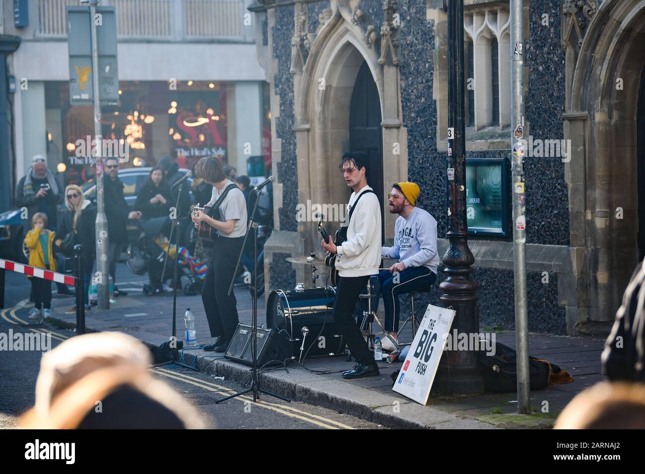 Die Big Push-Band tritt in Ship Street Brighton bei Wintersonne UK auf Stockfoto