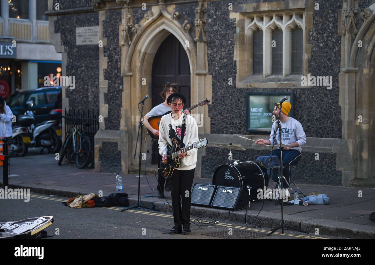 Die Big Push-Band tritt in Ship Street Brighton bei Wintersonne UK auf Stockfoto