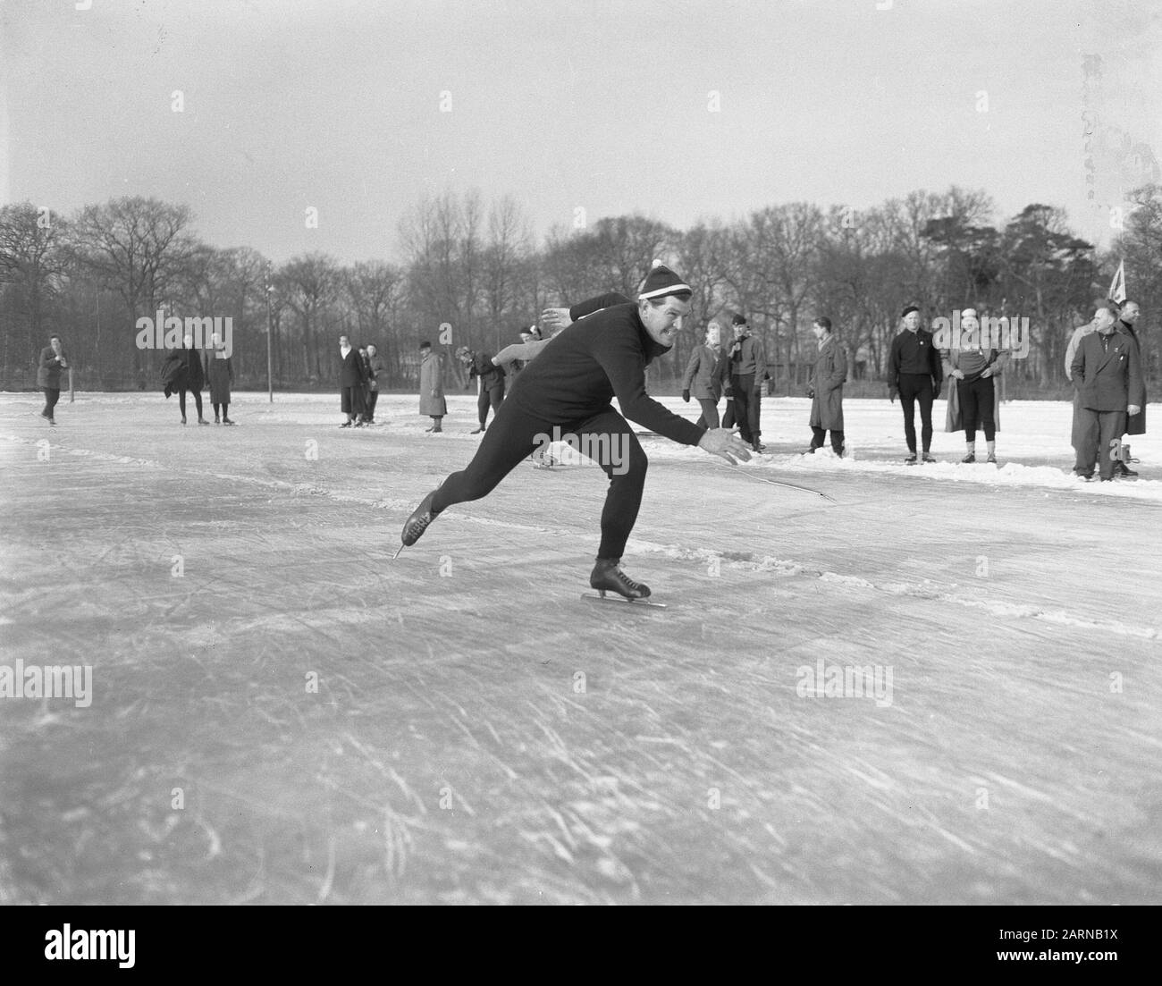 Heilo alte Skater wieder auf der Strecke Buyen (links), Langendijk (rechts), mej. Meyer (Mittel) Datum: 3. Februar 1956 Ort: Heiloo Schlagwörter: Skater-Fahrer Personenname: Buyen Stockfoto
