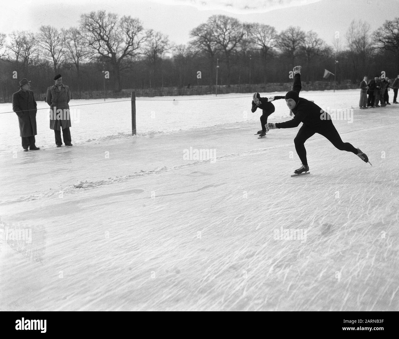 Heilo alte Skater wieder auf der Strecke Buyen (links), Langendijk (rechts), mej. Meyer (Mittel) Datum: 3. Februar 1956 Ort: Heiloo Schlagwörter: Skater-Fahrer Personenname: Buyen Stockfoto