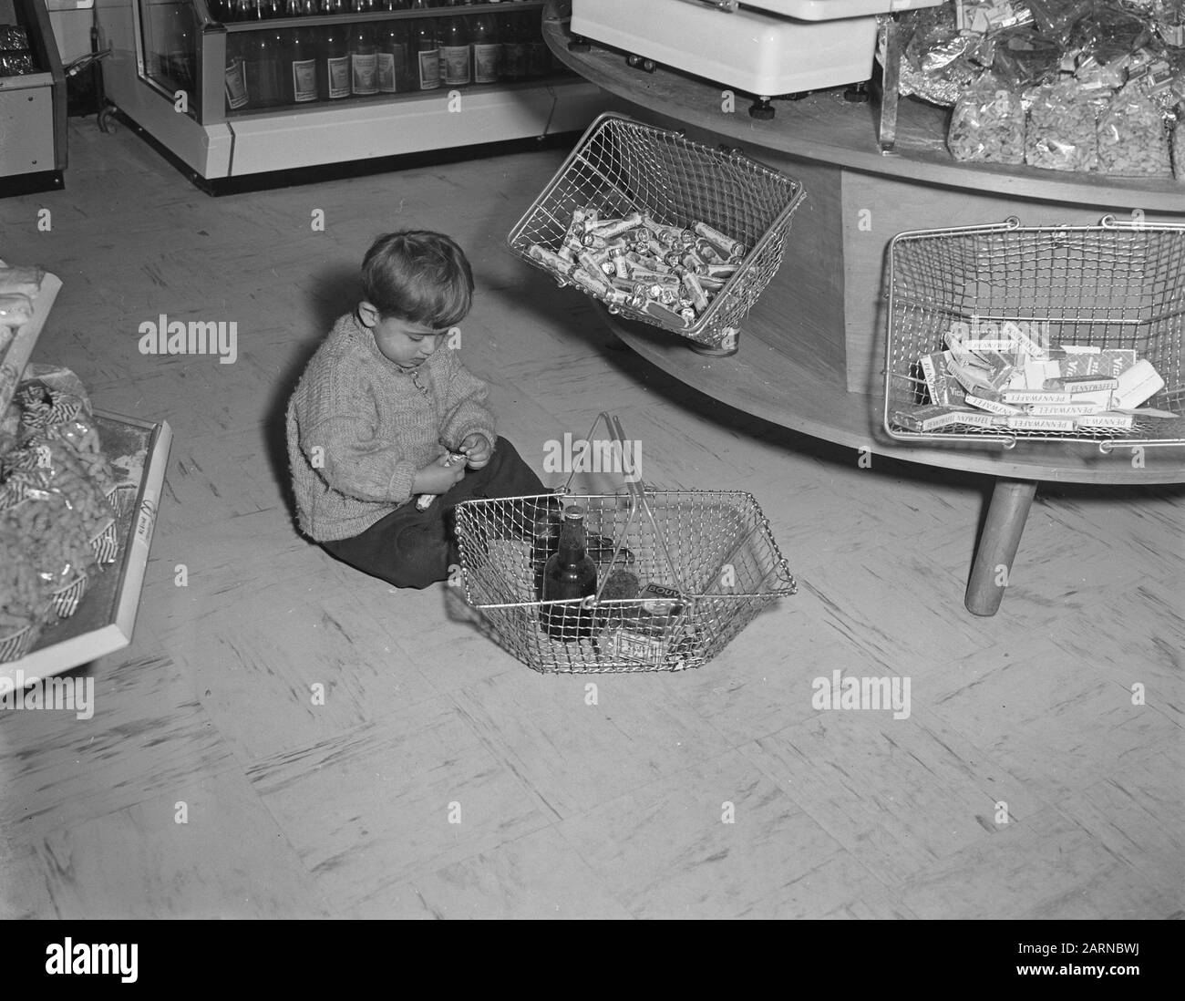 Serienjunge im Selbstbedienungsladen Datum: 2. November 1955 Schlagwörter: Selbstbedienungsgeschäfte Stockfoto