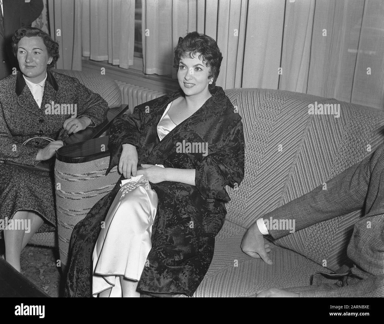 Gina Lolobrigida in Amsterdam, Empfang Amstelhotel Datum: 21. Oktober 1955 Ort: Amsterdam, Noord-Holland Schlüsselwörter: Empfänge persönlicher Name: Gina Lolobrigida Institutionenname: Amstelhotel Stockfoto