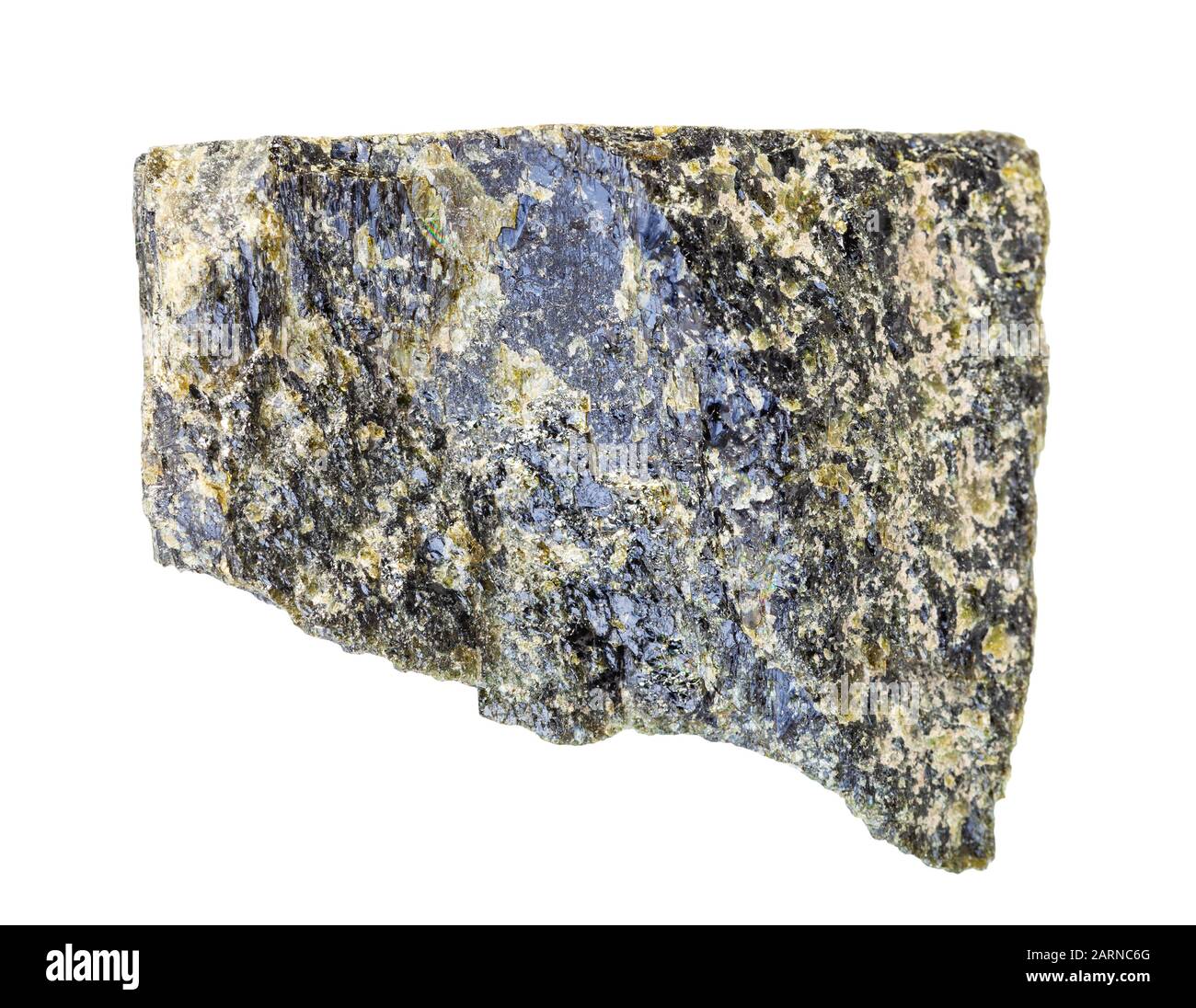 Nahaufnahme der natürlichen Mineralprobe aus der geologischen Sammlung - unpoliertes Epidote-Gestein isoliert auf weißem Grund Stockfoto