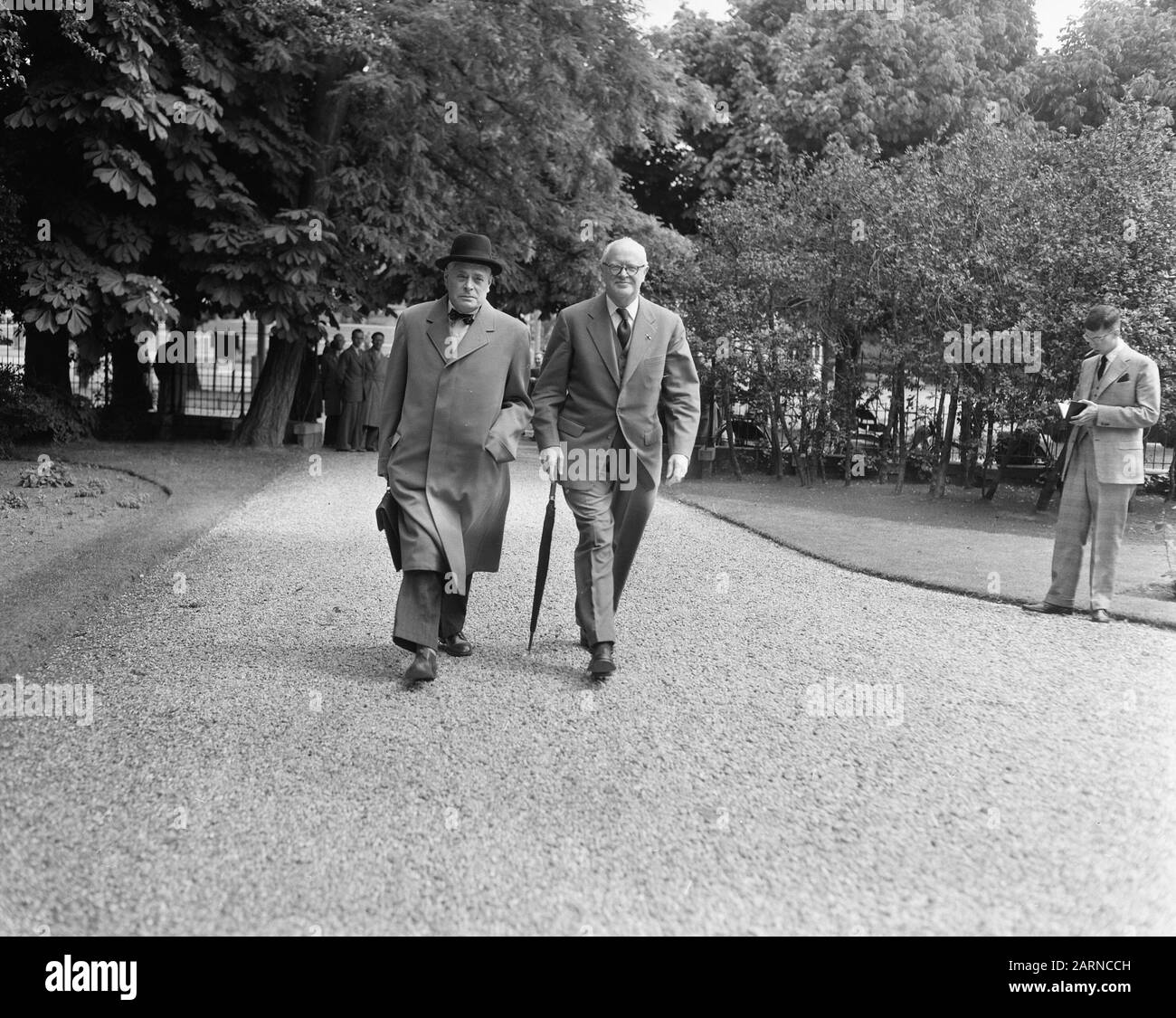 Dr. Drees empfängt Fraktionsvorsitzende. Prof. P. J. Oud und Prof. Romme kommen zusammen Datum: 20. Juni 1956 Stichwörter: Ankunft, Fraktionsvorsitzende, Quittungen Personenname: Drees, W., Prof. P. J. Oud, Romme, Carl Stockfoto