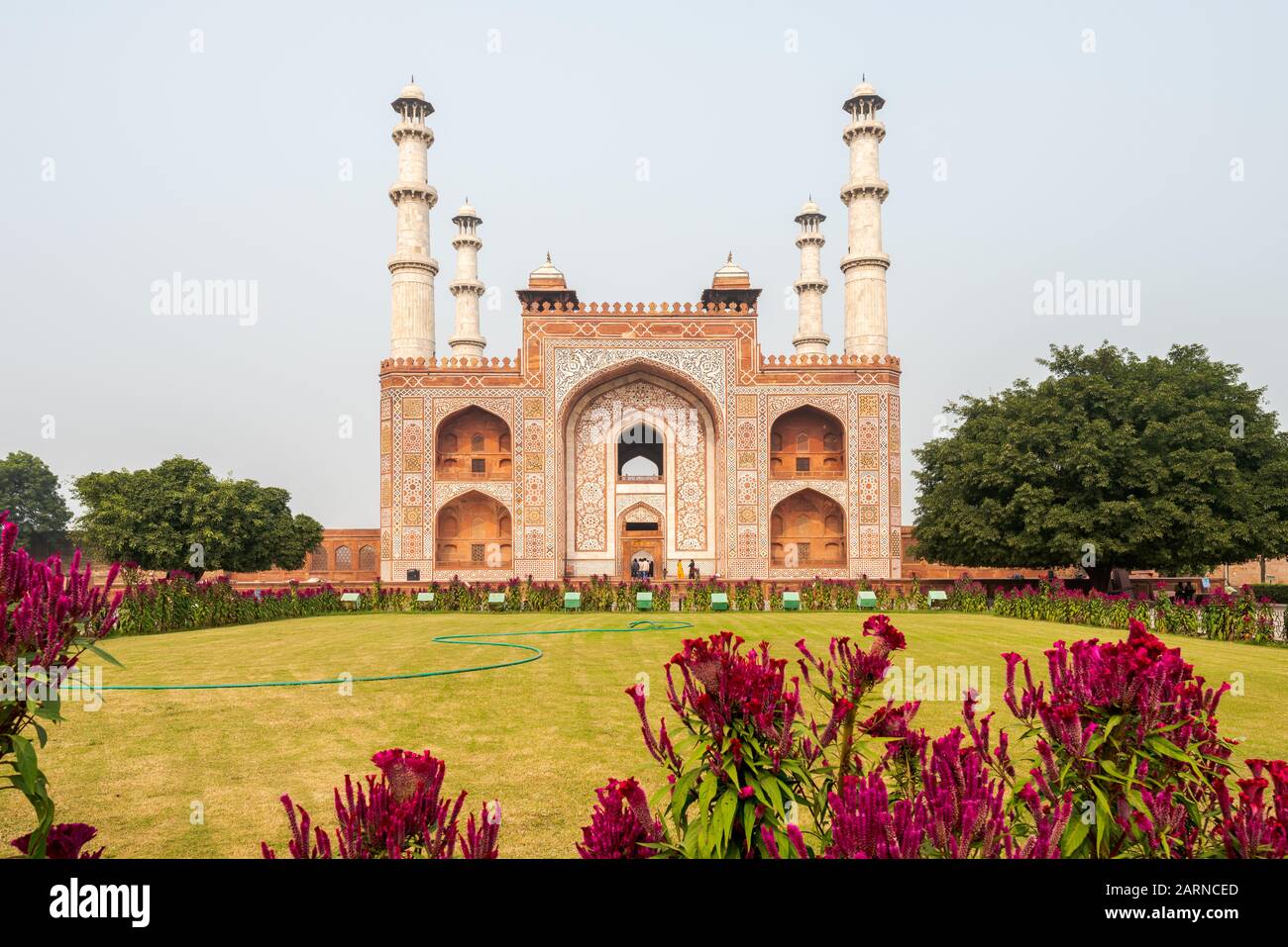 Eingangstor des Grabes von Akbar dem Großen in Agra am übergiebelten Tag Stockfoto