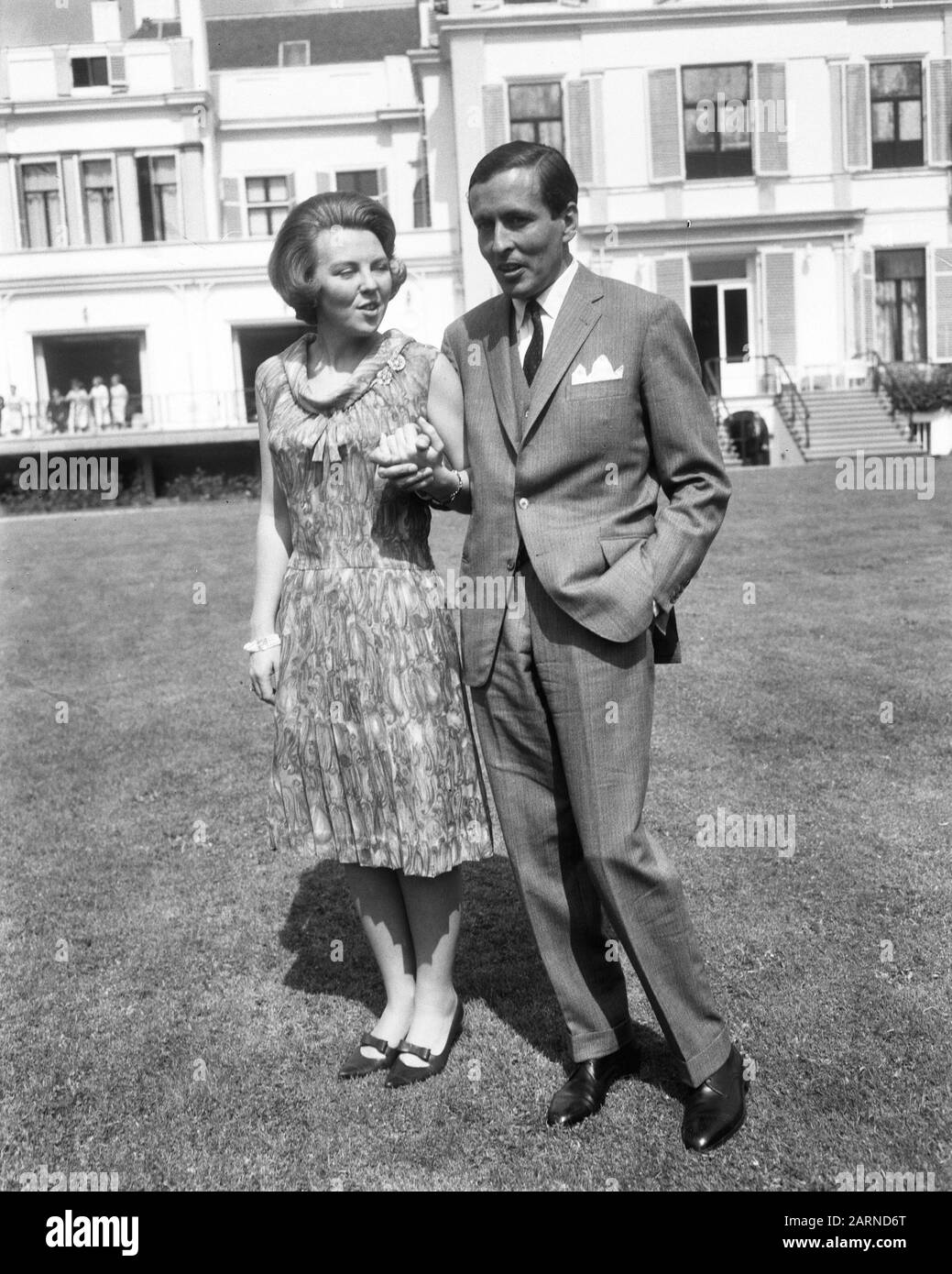 Engagement Prinzessin Beatrix, das Verlobte Paar im Garten Datum: 28. Juni 1965 Schlüsselwörter: Engagement, Verlobte Personname: Beatrix, Prinzessin Stockfoto