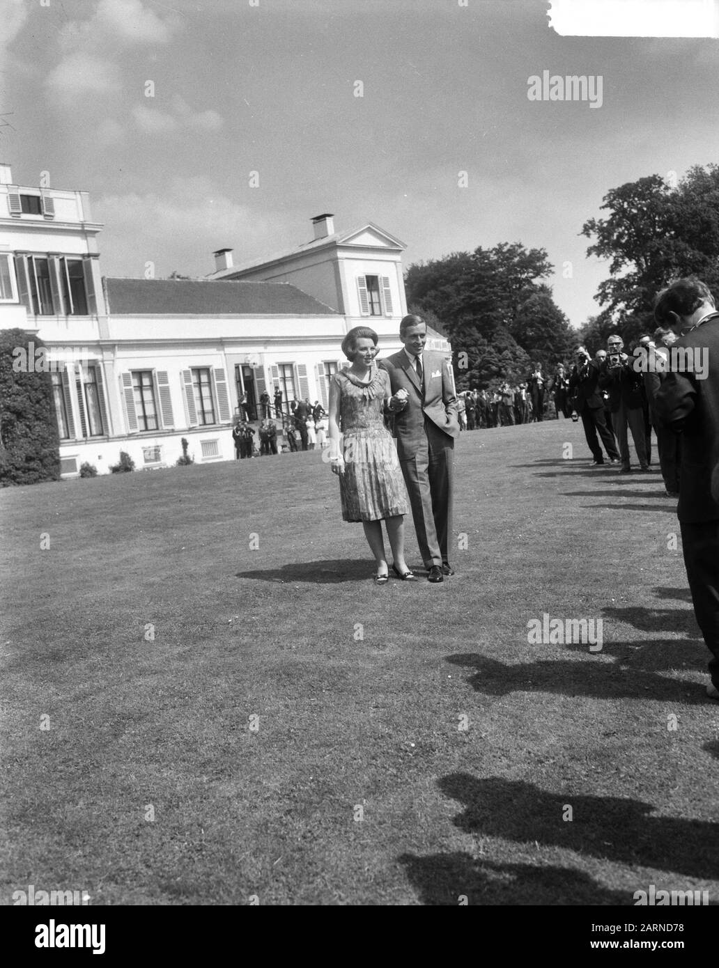 Engagement Prinzessin Beatrix, das Verlobte Paar im Garten Datum: 28. Juni 1965 Schlüsselwörter: Engagement, Verlobte Personname: Beatrix, Prinzessin Stockfoto