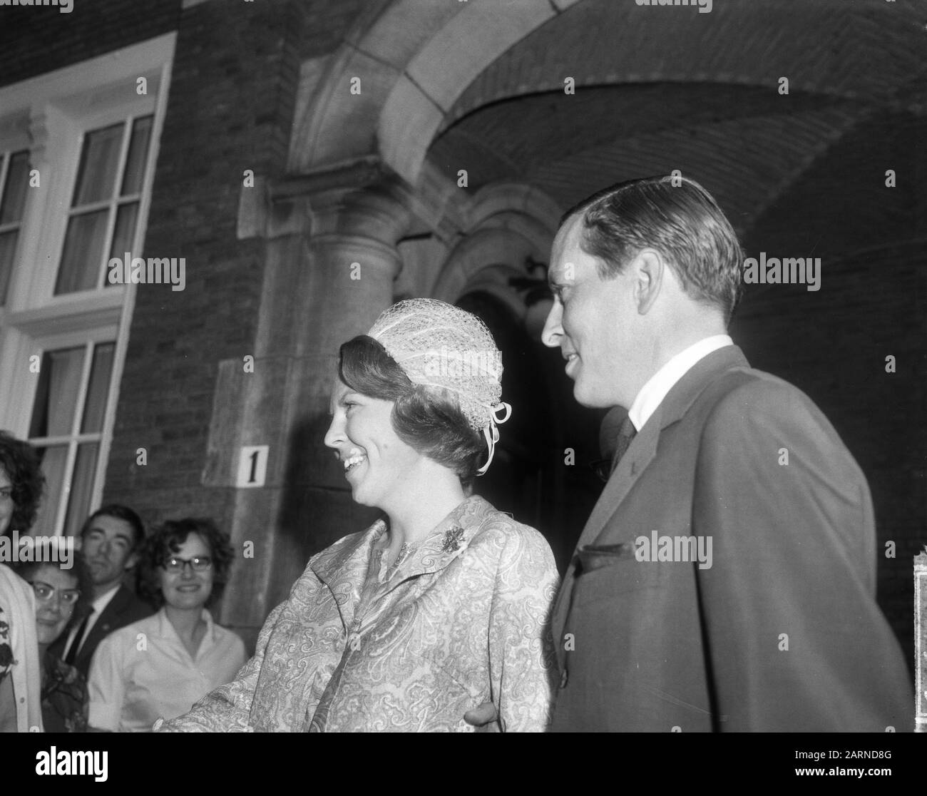 Verlobte Paar im Staatsrat, Ankunft Verlobte p am Staatsrat Datum: 30. Juni 1965 Schlüsselwörter: Ankunft, Engagements Name Der Einrichtung: Staatsrat Stockfoto