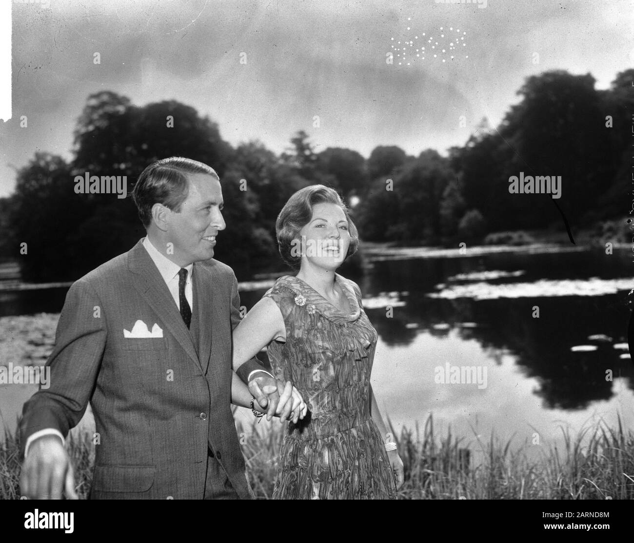 Engagement Prinzessin Beatrix, das Verlobte im Gartenpalast Soestdijk Datum: 28. Juni 1965 Schlüsselwörter: Engagement, Verlobte persönlicher Name: Beatrix, Prinzessin Stockfoto