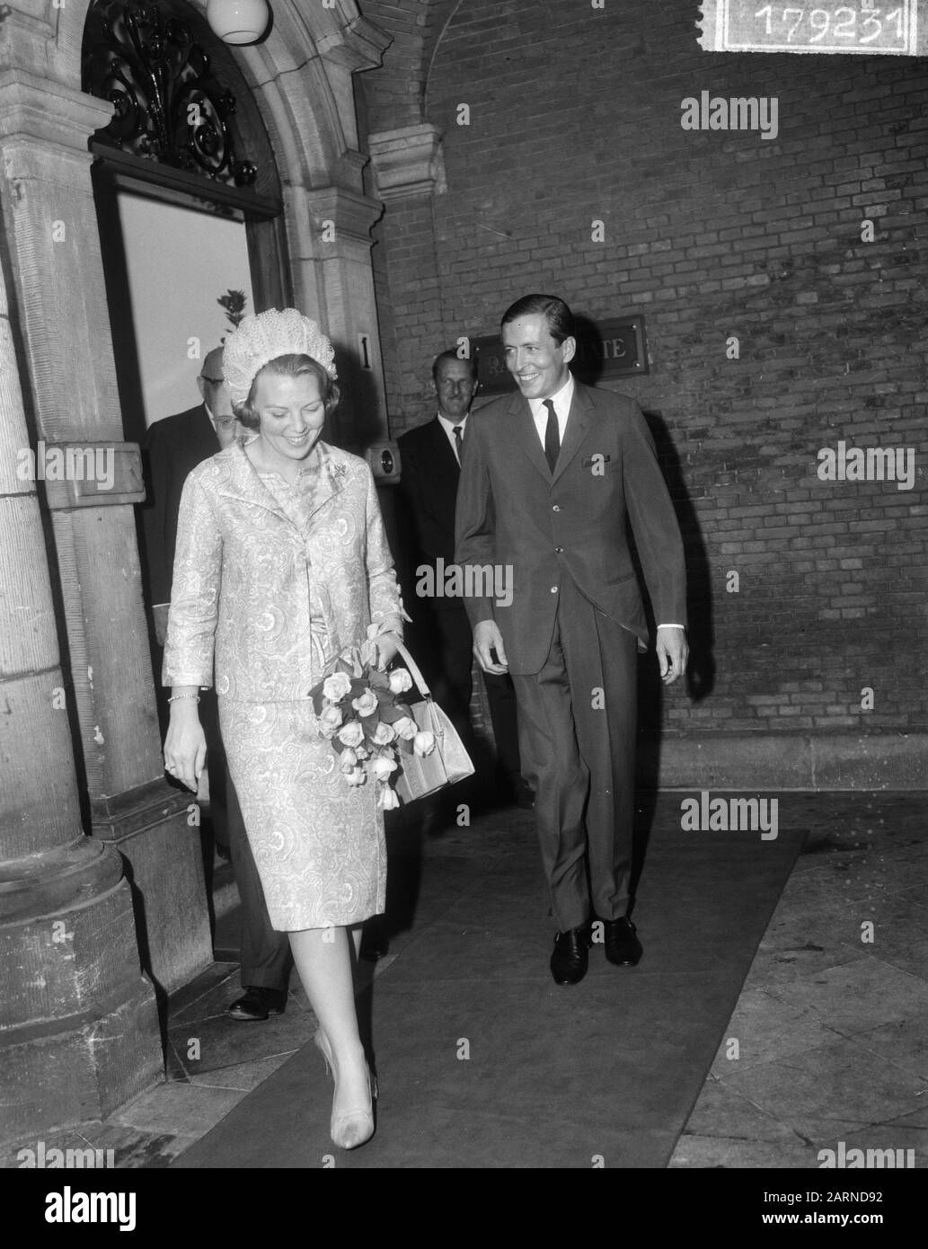 Verlobte Paar im Staatsrat, Ankunft Verlobte p am Staatsrat Datum: 30. Juni 1965 Schlüsselwörter: Ankunft, Engagements Name Der Einrichtung: Staatsrat Stockfoto