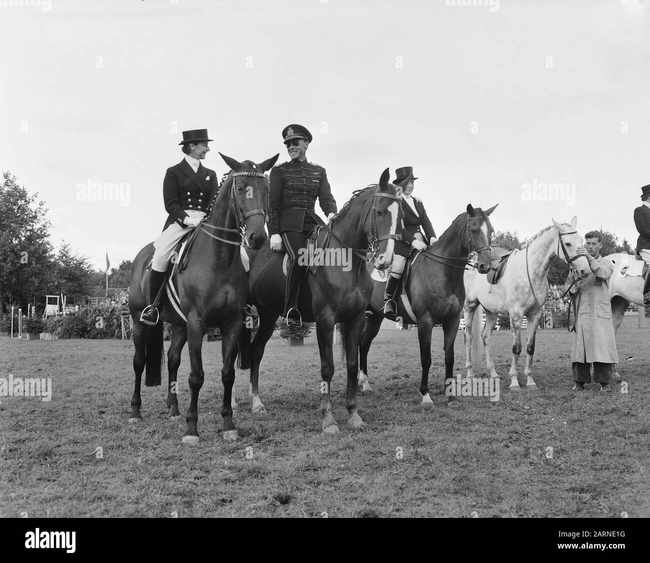 Internationaler Wettbewerb Hippique Rotterdam. Gewinner Dressurprüfung zuerst Hannelore Weygand, zweiter Prinz Bernhard nationaler Jugendmeister M. Datum: 30. August 1956 Ort: Rotterdam, South Holland Schlüsselwörter: DRESSORY, Gewinner persönlicher Name: Bernhard, Prinz, M. Englebert Stockfoto