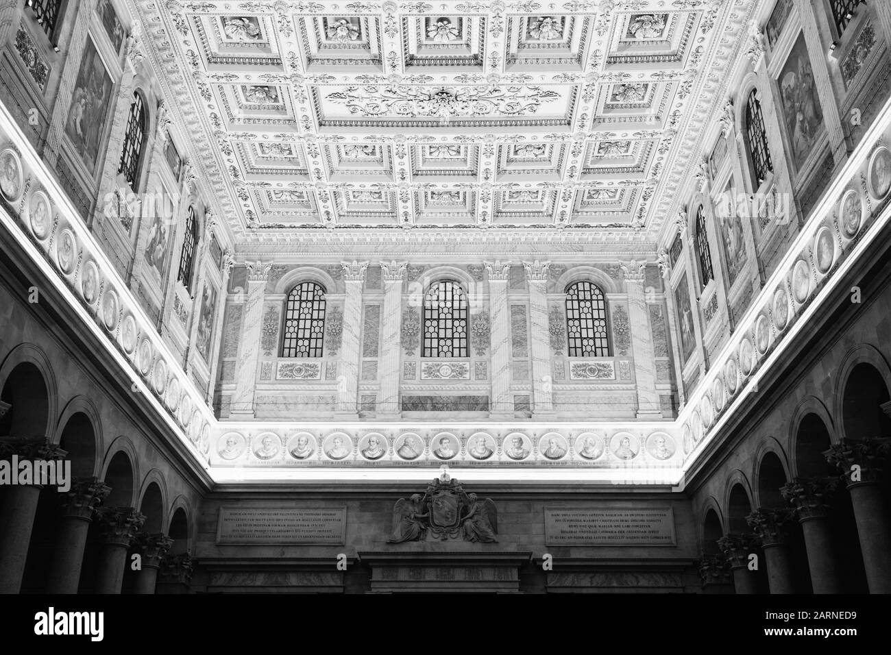 ROM, Italien - 3. Januar 2020: Basilika Sankt Paul Vor Den Mauern, Papale San Paolo fuori le Mura, Interieur, Rom, Latium, Italien Stockfoto