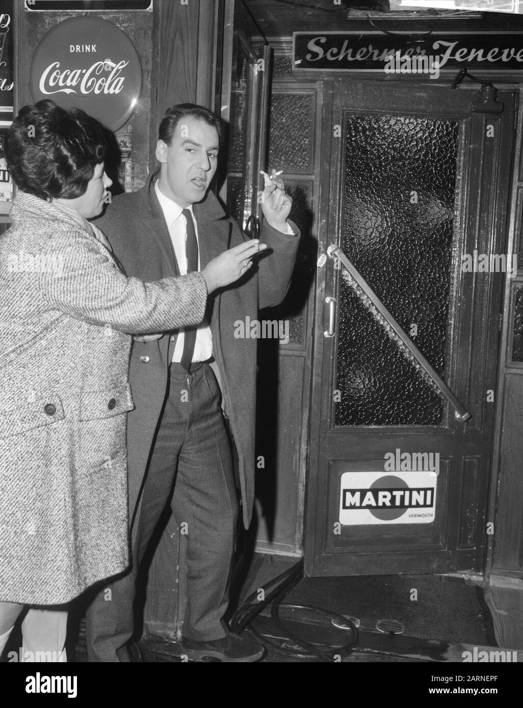 Willem Duys für sein Programm Für die erste Straße in Amsterdam Zeedijk Datum: 24. Dezember 1965 Ort: Amsterdam, Noord-Holland persönlicher Name: Duys, Willem Institutionenname: For the Fist Weg Stockfoto