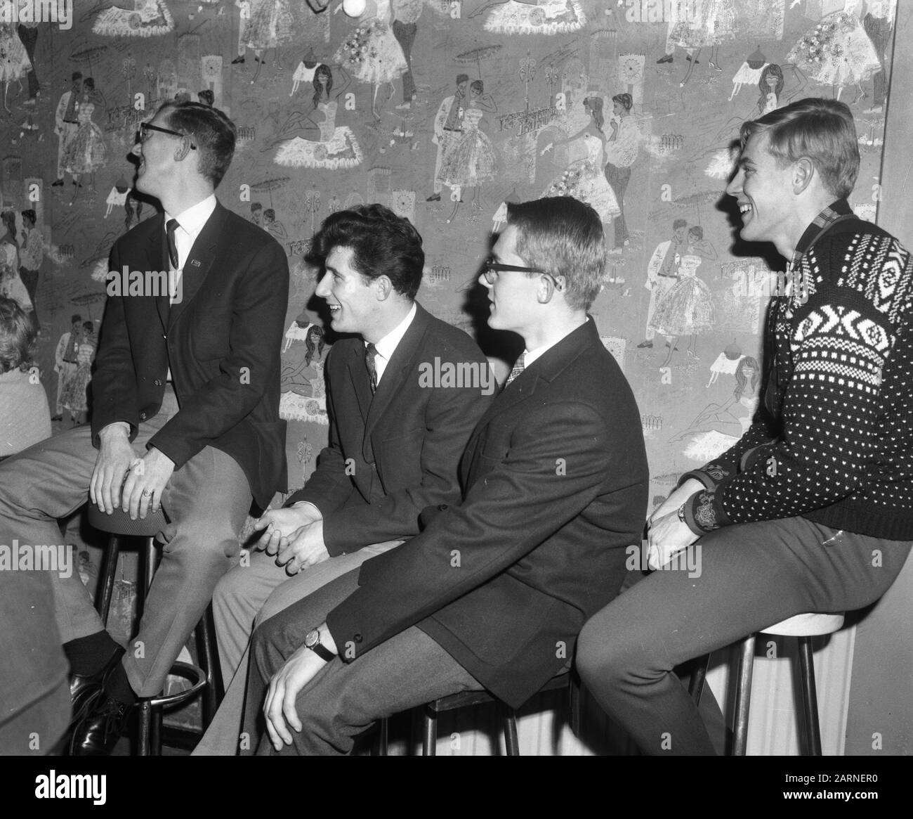 Skating-Team im Hotel Centraal in Amsterdam, v. l. Peter Nottet, Kees Verkerk, Bartling, Schenk Datum: 28. Dezember 1965 Standort: Amsterdam, Noord-Holland Schlüsselwörter: Kerploegen, Schlittschuhlaufen, Name der Sportperson: Nottet, Peter, Schenk, Ard, Verkerk, Kees Stockfoto