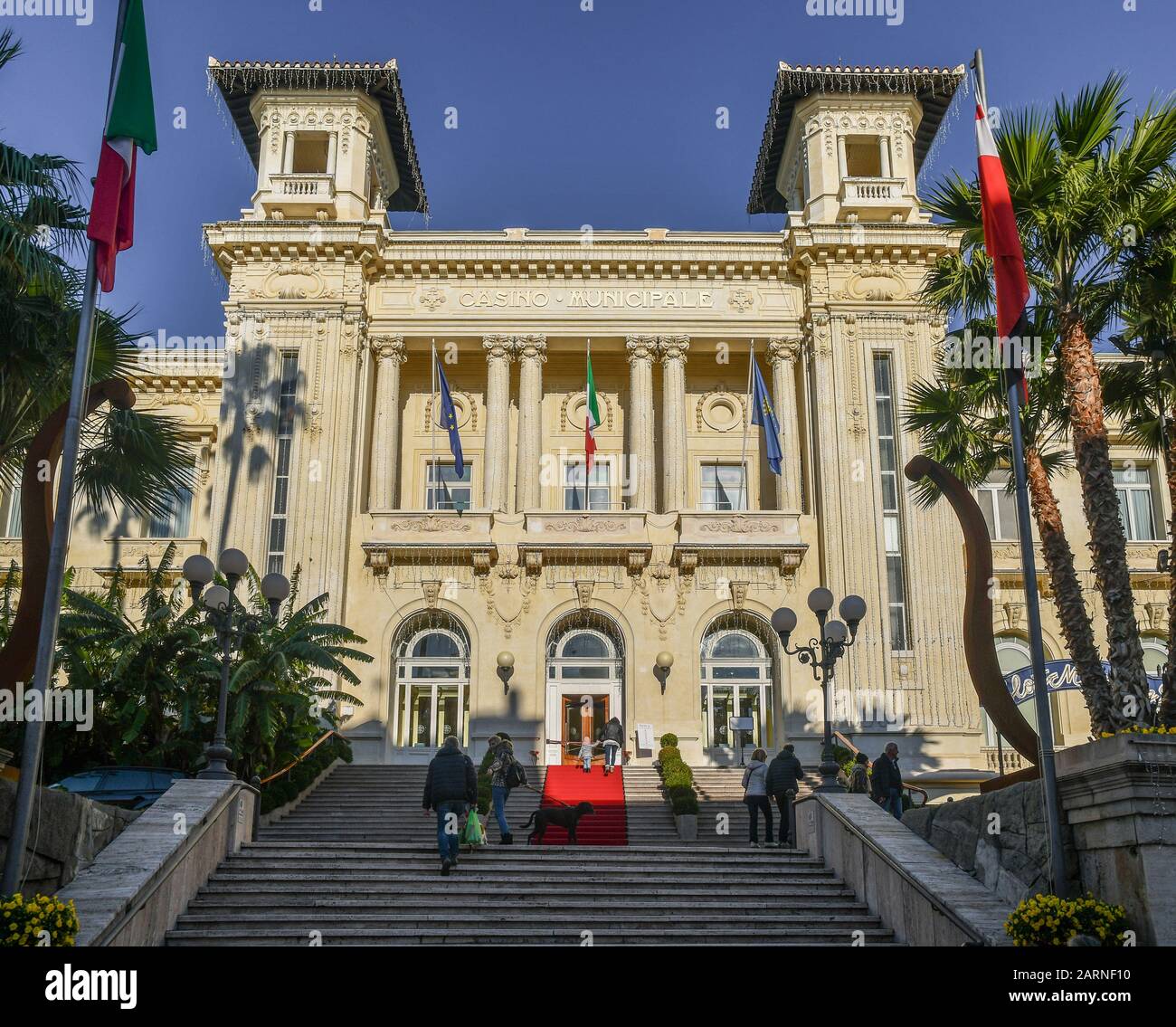 façade von Sanremo (1905), einem der drei italienischen Kasinos, mit Leuten auf der Eingangstreppe, Imperia, Ligurien, Italien Stockfoto