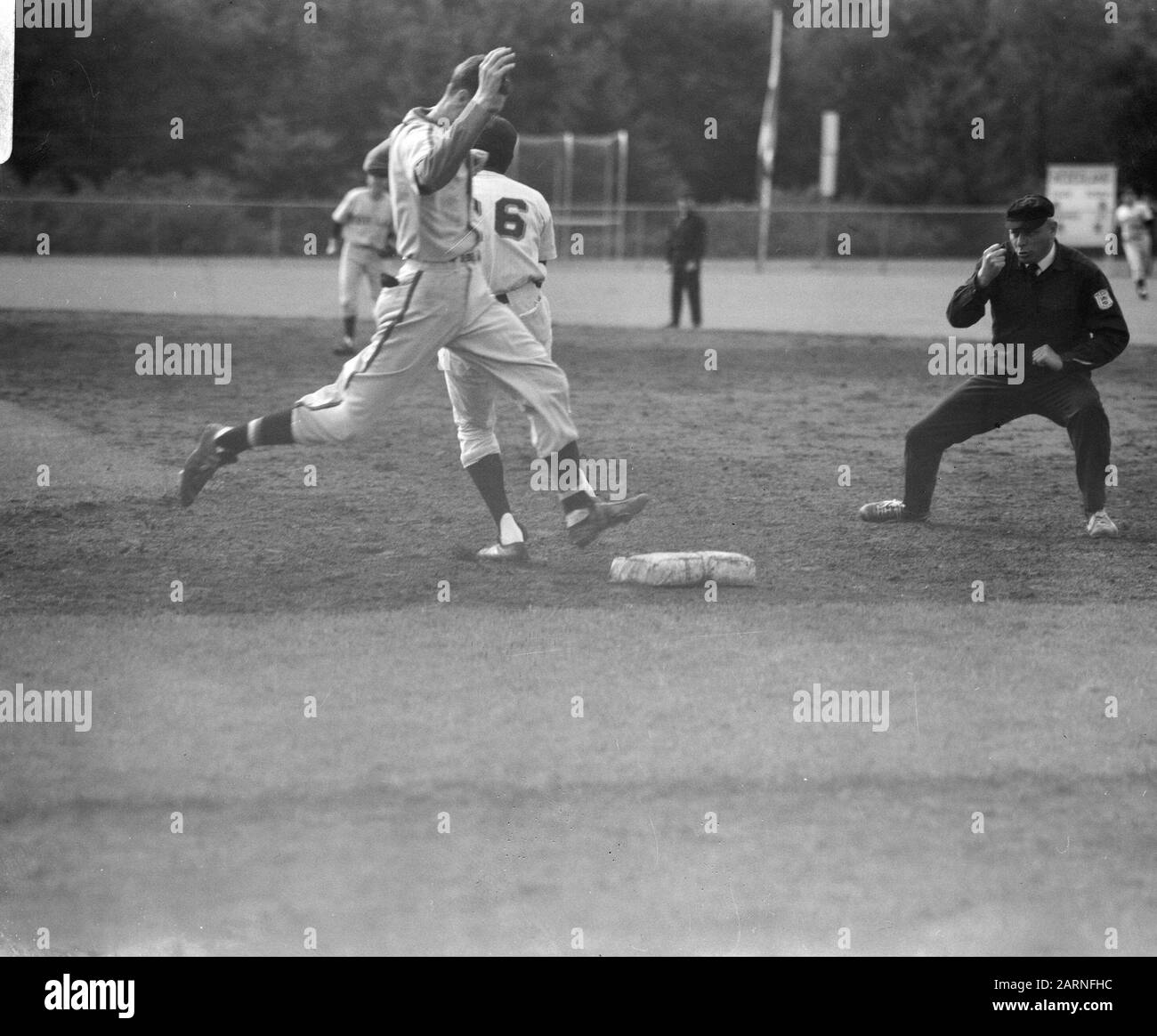Baseball Niederlande gegen Belgien in Eindhoven kommt der Belgier Vaerendonck auf das erste Basisdatum: 17. Juli 1966 Standort: Belgien, Belgien, Eindhoven, Niederlande Schlüsselwörter: BONEBALL Stockfoto